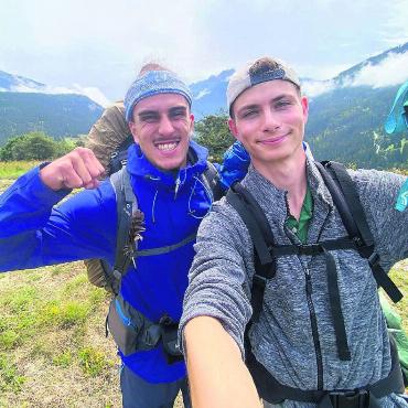 Barfuss über die Alpen - Mit Blick auf das Albulatal, kurz nach Vaz/Obervaz. Linus Kottmann (links) und Dominic Schulze brauchten Biss und Wanderstöcke, um an ihr Ziel zu kommen. Bilder: zg