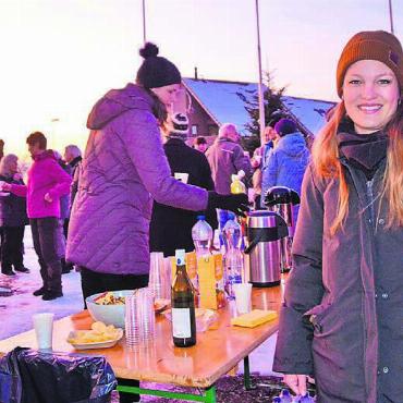Im Zeichen des Zusammenhalts - In traumhafter Winterabendstimmung durfte Gemeinderätin Kim Heimgartner zum Neujahrsapéro begrüssen. Bild: tst