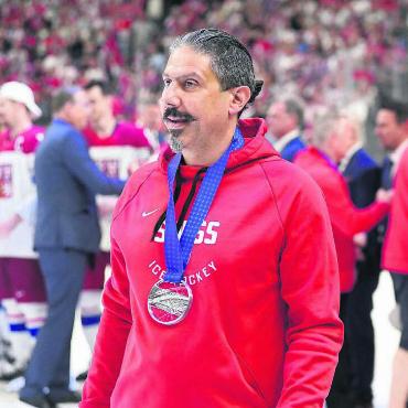 Zwischen Praxis und Eishalle - Fabio Rampa mit der Silbermedaille nach dem verlorenen WM-Final 2024 gegen Tschechien. «Wir Staffmitglieder spüren im Team, dass wir einen Beitrag zum grossen Ganzen leisten.» Bild: SIHF