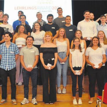 Parat, die Welt zu erobern - Gruppenbild der geehrten Lehrabgängerinnen und -abgänger im Murianer Festsaal. Bild: Annemarie Keusch