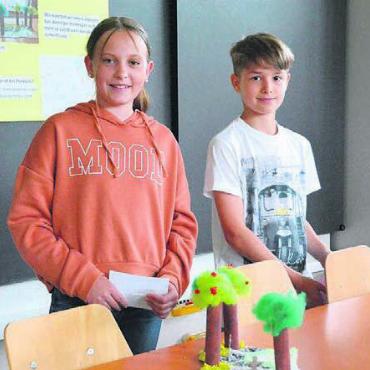 Drei Projekte für die Natur - Celina Bieberbach und Benjamin Sijak haben im Rahmen des Projekts «Schule fürs Klima» ein Design entwickelt, das hilft, auf kiesigen Feldwegen das Regenwasser zu sammeln.