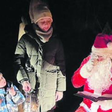 Naturfreunde beim Samichlaus - Auf dem Lichterweg in Gisikon begegnen die Familien dem Samichlaus. Bild: zg