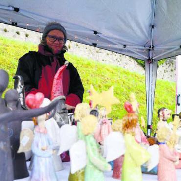 Sehen und gesehen werden - Diana Fischer bot ihre selbst getöpferten Figuren feil.