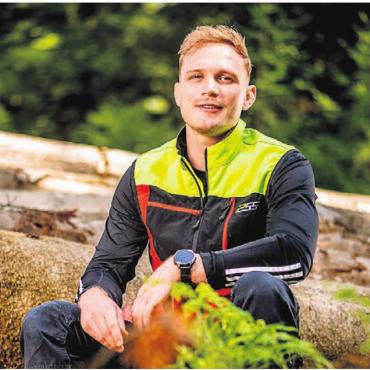 Vom Vater zum Sohn - ... und übergibt die Führung des Forstbetriebs an seinen Sohn Nico Küng. Bild: pd
