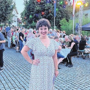 Die Kraft der Schweizer Fahne - Sängerin Julia Frischknecht, begleitet vom Musikverein Wohlen, begeisterte mit ihrer prägnanten Stimme.