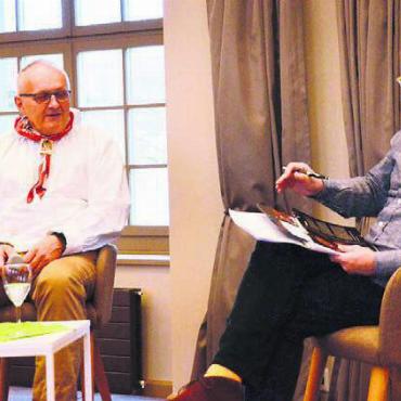 Ein Dorfbrauch mit langer Tradition - Im Gespräch mit Kurator Rudolf Velhagen (rechts) gab Hanstoni Gamma stilecht gewandet Einblicke ins Küssnachter Brauchtum.