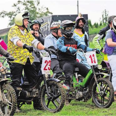Knatternde Motoren, bunte Kostüme - Aufreihen zum Start – die einen in Rennmontur, die anderen lieber nach dem Motto Fasnacht. Bilder: Stefan Hotz