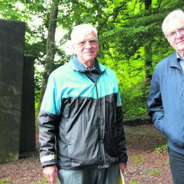 Lokalhistoriker und Wanderleiter Benedikt Stalder (links), zusammen mit Dieter Kuhn, Vorstandsmitglied Historische Gesellschaft Aargau, beim Freiämter Stein oberhalb von Boswil. Bild: Annemarie Keusch