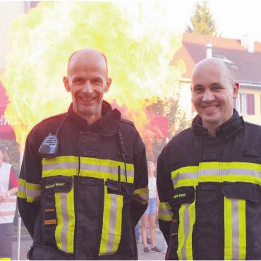 Der wohl teuerste Kommandant - Natürlich sind die Flammen inszeniert. Michael Meier (links) gibt das Kommando weiter an Mario Kopp. Bilder: Annemarie Keusch