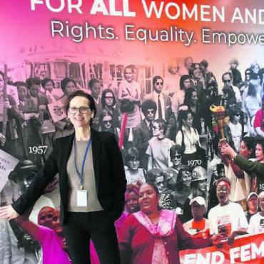In New York viel Energie getankt - Für alle Frauen und Mädchen: Laura Pascolin vor der Themenwand mit der bildlichen und zeitlichen Entwicklung der Frauenrechte. Bilder: zg