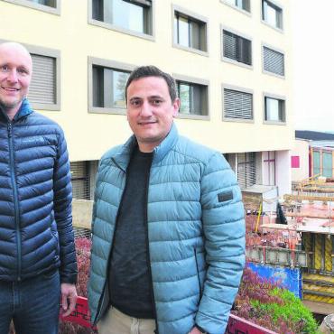 Mehr Platz fürs Solino Boswil - Baukommissionspräsident Peter Mäder (links) und Vereinspräsident Luca Penta freuen sich über den Baufortschritt beim Solino in Boswil. Bild: Annemarie Keusch