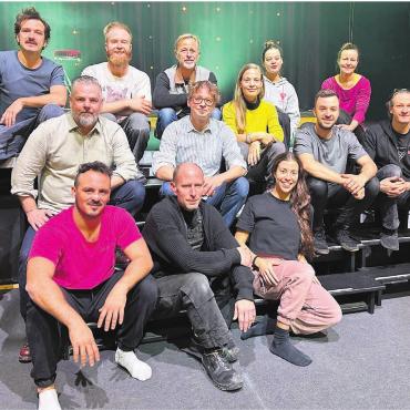 Wieder ein Weihnachtshammer - Artisten, Musiker, Sängerinnen: Fast die ganze Crew von Monti‘s Variété auf einem Bild. 
Bild: Stefan Sprenger