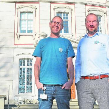 Frühlingsfest statt Basar - Hinter und vor der Pflegi-Fassade spielt sich ganz vieles ab. Diese Vielfalt zu zeigen, das ist eines der Ziele des Frühlingsfestes. Thomas Weber (Leiter Kommunikation und Marketing, links) und Dennis Lehmann (Leiter Hotellerie) freuen sich auf den Grossanlass Ende Mai. Bild: Annemarie Keusch