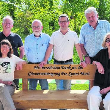 Gemütliche Grillstelle - Der Stiftungsrat der Gönnervereinigung Pro Spital Muri, (Hinten v. l.): Priska Bernet, Michaela Allemann. Hinten (v. l.): Emanuel Egger, Bruno Breitschmid, CEO Daniel Strub, Stiftungsratsvizepräsident Rico Hartmann. Sie freuen sich, denn das von ihnen gesprochene Geschenk wird bereits rege genutzt. Bild: Verena Anna Wigger