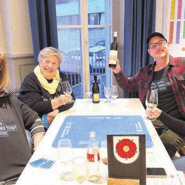 Krönungsfeiern im Oberfreiamt - Das OK belohnte das Team aus Villmergen für seine freundnachbarlichen Zwischentöne mit einer Flasche Wein.