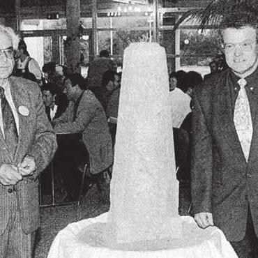 «Gränzschtei-Fäscht» mit einem steinernen Gast - Dr. Franz Kretz und Gemeindeammann Erwin Berger enthüllen den Stein. Bild: Archiv