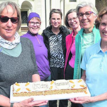 Die «FrauenWandern»-Gründerinnen Margrit Oggenfuss (links) Beatrice Koller Bichsel (2. von rechts), und Monika Dettwiler-Ackermann (rechts) sind dankbar über die Unterstützung des Vorstandes der Frauengemeinschaft Rudolfstetten bestehend aus Cécile Hanhart, Zita Imhof und Susanne Nabholz (Mitte). Bilder: Roger Wetli