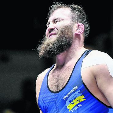 So wenig hat gefehlt - Der Gesichtsausdruck von Magomed Ayshkanov spricht Bände. Nach seiner knappen Niederlage gegen Samuel Scherrer ist die Enttäuschung gigantisch. Wenig hat ihm zum Sieg gefehlt. Genauso wenig wie der RS Freiamt zum Titel.