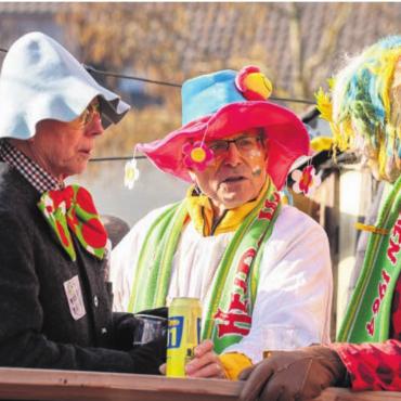 Fantasie ohne Grenzen - Die Dorfplatzfasnacht bietet auch immer wieder die Gelegenheit, viele alte Bekannte zu treffen und über die früheren Zeiten zu plaudern.