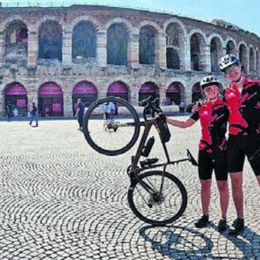 Ein unglaublicher Spirit - Vanessa Mentha und Roman Bögli posieren vor dem Amphitheater in Verona.