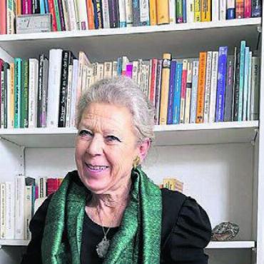 Die Frau mit der Harfe - Vor diesem Bücherregal hat sie Tausenden Patienten geholfen.