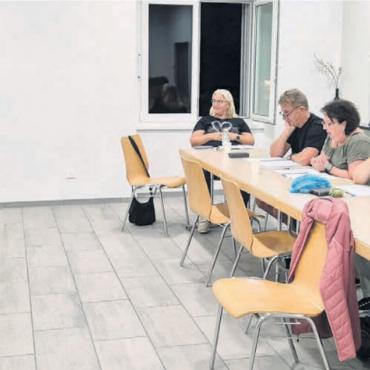 Jubiläum mit Lachern feiern - Seit gestern können die Proben auf der richtigen Bühne stattfinden. Aber auch bisher verliefen die Proben höchst vielversprechend. Bild: zg