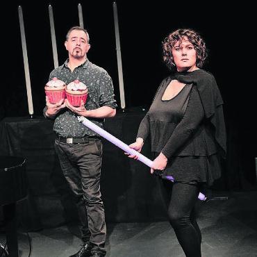 Ein unschlagbares Duo - Philippe Kuhn und Patti Basler versuchen, Bildungslücken zu schliessen. Bild: Roland Tännler