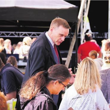 Integrieren und nicht ausschliessen - Regierungsrat Jean-Pierre Gallati auf Stippvisite in Dottikon.