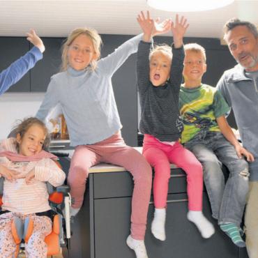 Den grössten Traum erfüllt - Die Freude ist riesig, in der offenen, grossen Küche kann die gesamte Familie Loosli-Zweifel miteinander kochen. Bild: Annemarie Keusch