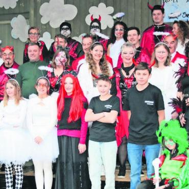 Damit die Fasnacht lebt im Dorf - Das ganze Oldie-Team auf einen Blick – kurz vor der Oldie-Bar letztes Jahr. Heuer empfangen sie die Gäste in «Oldies Disney Wörld».