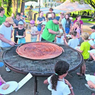 Das bleibt in Erinnerung - 9. September: Zum Jublatag haben die Jungwächtler in Muri eine 50-Meter-Bratwurst auf den Grill gebracht.