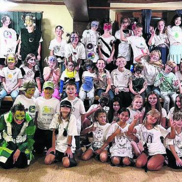 Vorsicht vor den Ungeheuern - Gruppenbild der verkleideten Kinder an der Monsterparty. Bild: zg