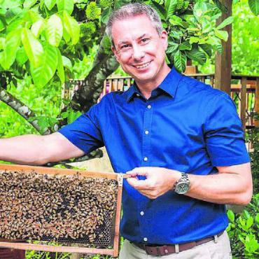 Seinen Lebenstraum erfüllt - Der Hoteldirektor sucht den Kontakt zu lokalen Unternehmen, wie hier bei einem Besuch einer Bienenfarm auf der Insel, mit der man eine Kooperation eingehen will