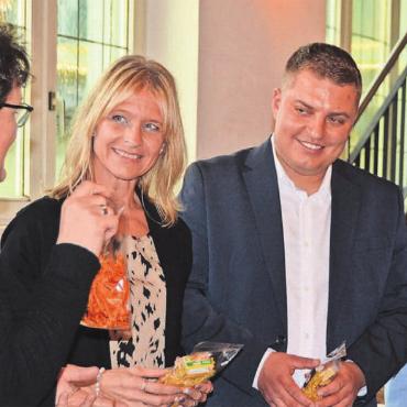 Finger raus statt Faust im Sack - Die ehemalige SVP-Grossrätin beschenkt die gewählten SVP-Grossräte, von links: Milly Stöckli, Nicole Heggli-Boder, Alain Bütler und Daniel Urech.