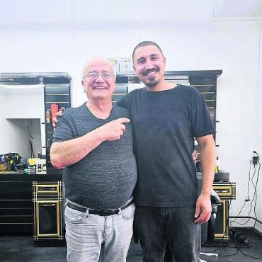 Der «Sherif» ohne Stern - Seit 1968 hat Vito Gasparrini ganz vielen Wohlern die Haare geschnitten. Nun konnte er seinen Salon an Sherif Khalaf weitergeben. Bild: zg