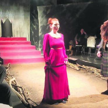 «Erinnerungen neu erfinden» - Bald gilts ernst: Regisseur Simon Ledermann beobachtet das Spielen seiner Schauspieler gut eine Woche vor der grossen Premiere.