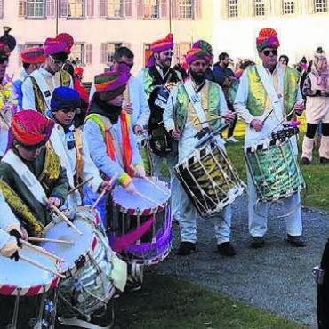 Auf indischer Mission - Platzkonzert nach dem Umzug Muri – die Adelburger Tambouren haben eine tolle Fasnacht hinter sich. Bild: zg