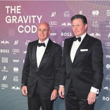 Rückkehr in neuer Rolle - An einer Party im Rahmen des Hahnenkamm-Rennens Ende Januar: FIS-Präsident Johan Eliasch (links) und FIS-CEO Urs Lehmann.