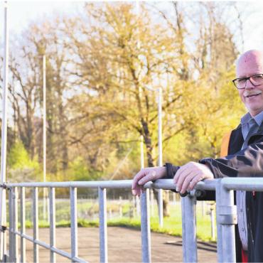 Sauberes Wasser über die Reuss - Albert Betschart besucht die ARA regelmässig. «Hier kommt die neue Reinigungsstufe hin», sagt er. Nach Umbau und Sanierung wird die Anlage an der Reuss wesentlich grösser. Bild: Verena Anna Wigger