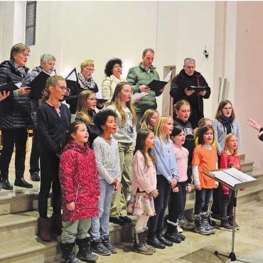 Lieder aus anderen Ländern - Mit viel Begeisterung und einer grossen Sicherheit tragen sie ihre Weihnachtslieder vor. Die Besucher der Konzerte dürfen sich auf einen weihnachtlichen Ohrenschmaus freuen. Bild: vaw