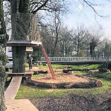 Auch Lebensraum für Tiere und Pflanzen - Für Kinder und Jugendliche – der Spielplatz beim Schulhaus Junkholz soll aber auch die Biodiversität fördern. Bild: zg