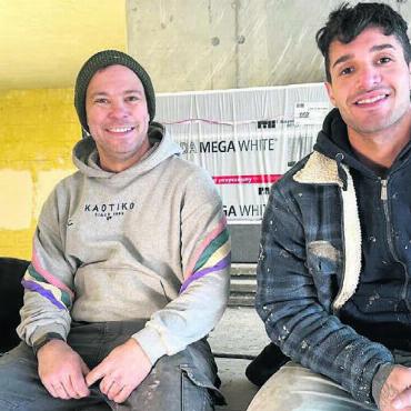 Das Happy End ist absehbar - Täglich arbeiten sie am neuen Freiämter Kinotempel: Sascha Heubacher (links) und Alfonso Bruchmann.