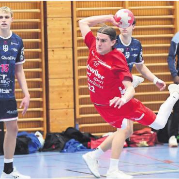 Unaufhaltsames Kriens - Simon Hafner im Flug. Er erzielte sechs Tore für Muri. Trotzdem reichte es gegen Kriens-Luzern nicht zu Punkten. Bild: tvm