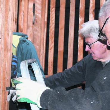 «Bauen für die halbe Ewigkeit» - Zwei fleissige Helfer im Bez-Estrich im Einsatz: Ernst Hochstrasser und Markus Loher.