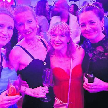 Ein festliches Unikat - Bond-Girls oder angehende «MI6-Leiterinnen»?