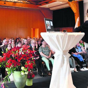 Mit Empathie begegnen - Marianne Cantreias Erfahrungen berührten und brachten die Zuhörenden zum Lachen. Bild: Verena Anna Wigger