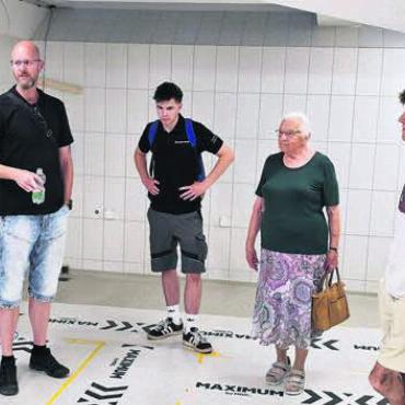 Stierli-Haus fast fertig - Den Teilnehmern werden die Vorzüge der neuen Produktionsstätte im Untergeschoss gezeigt. Hier lauschen sie den Ausführungen von Stefan Walder (ganz links). Bild: zg