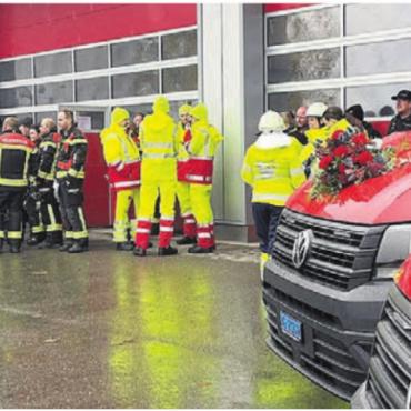 Löschwasser auch von oben - Besammlung vor dem Feuerwehrmagazin – samt geschmückten und später gesegneten neuen Fahrzeugen.