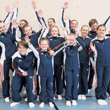Erfolgsgeschichte geht weiter - Die Freude am Trampolinsport ist gross bei den jungen Turnerinnen und Turnern. Bilder: zg