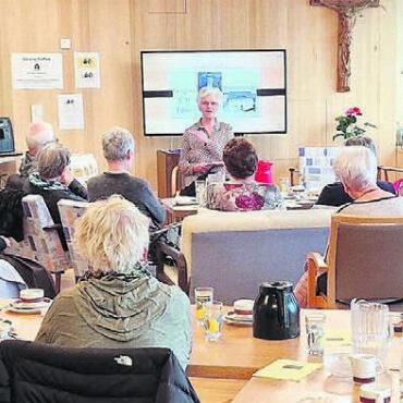 Bei den Bernarda-Schwestern in Gaissau - Schwester Erna erzählt den Vereinsmitgliedern von der Geschichte des St. Josefshauses. Bild: zg